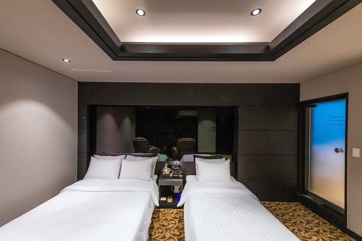 Room 7 of 100