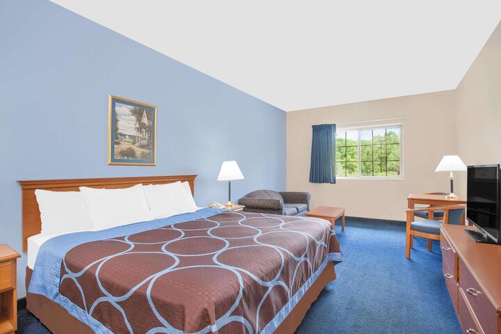 1 King Bed Deluxe Room (10 of 11)