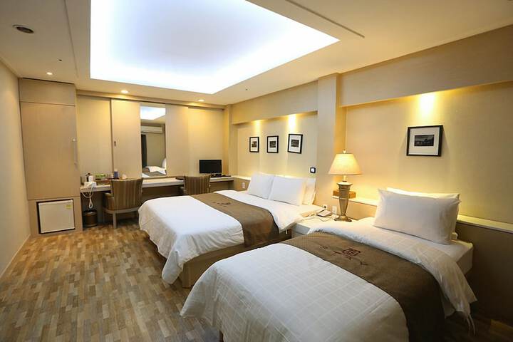 Room 5 of 19