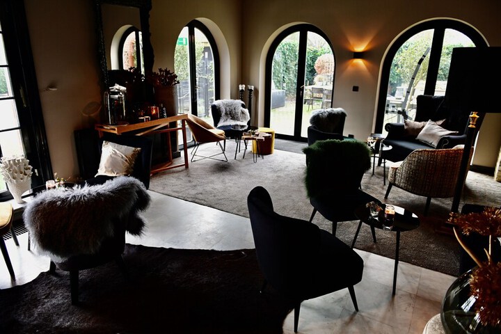 Lounge 30 of 43