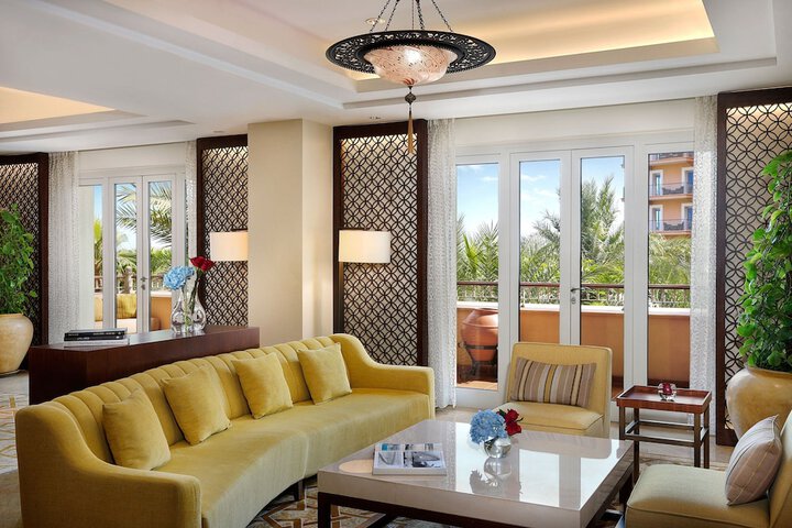 Lounge 152 of 190