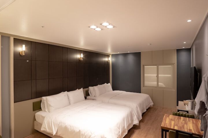 Room 12 of 28