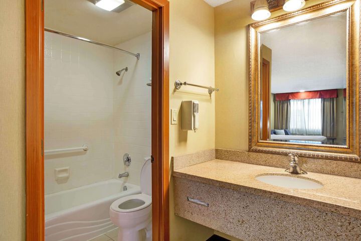 2 Queen Beds Microwave and Refrigerator Full Breakfast (4 of 13)