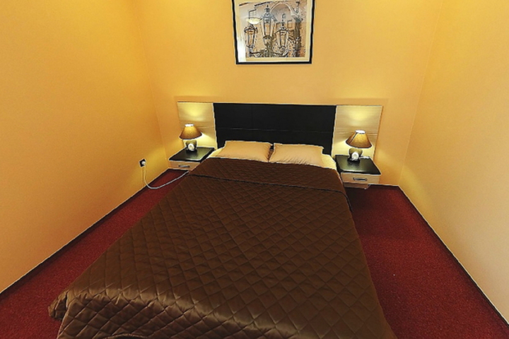 Room 6 of 10