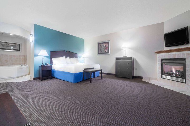 1 King Bed (7 of 24)