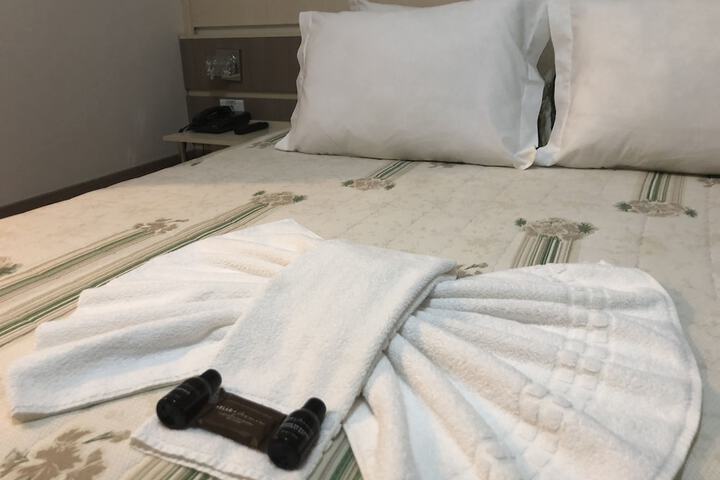 Room 7 of 16