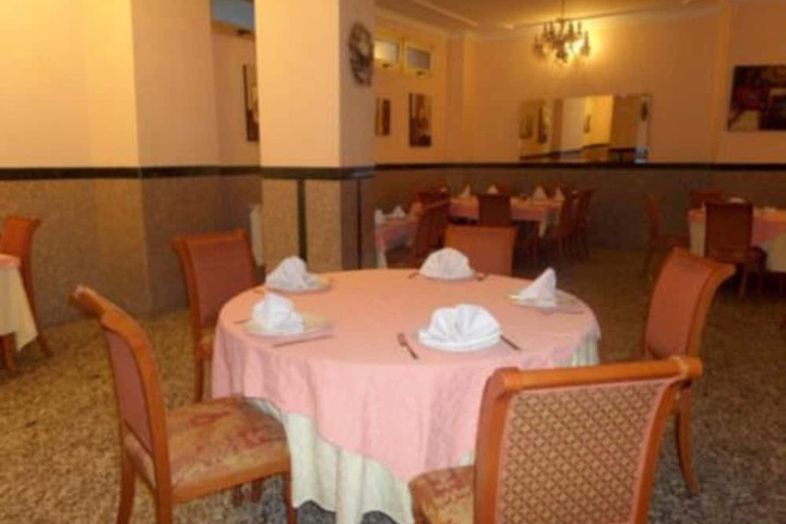 Dining 32 of 44