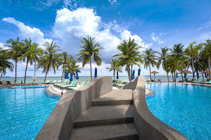Hotel with Pool