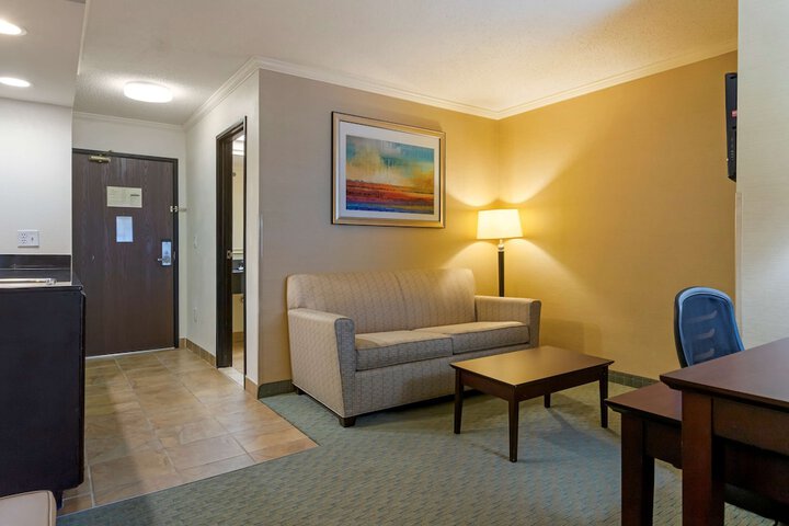 1 King Bed Chair Work Desk WiFi, Microwave and Refrigerator Full Breakfast (9 of 19)