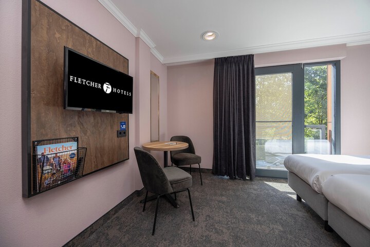 Room 10 of 42