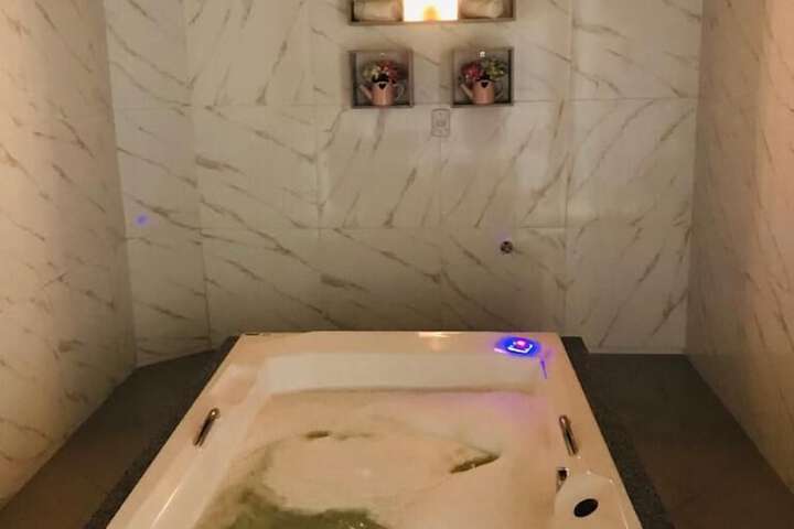 Hot Tub 10 of 18