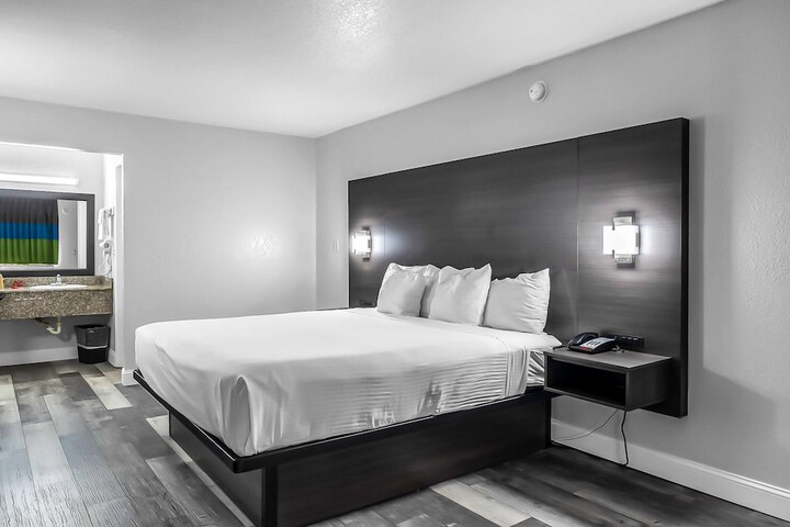 1 King Bed Microwave and Refrigerator WiFi Continental Breakfast (4 of 17)