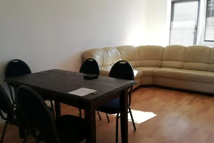 Room 6 of 8