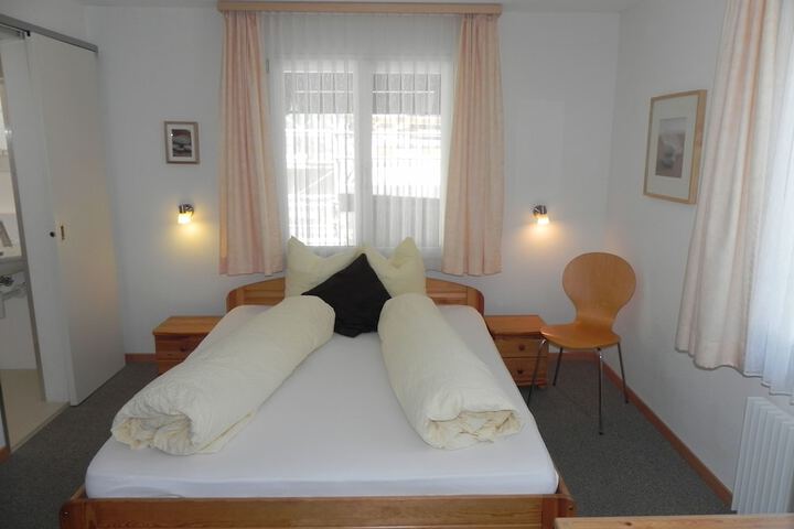 Room 3 of 76