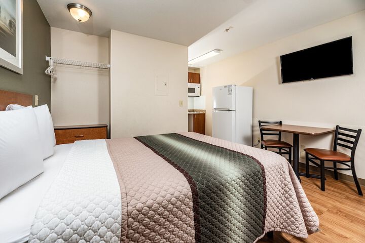 Studio Queen Bed (2 of 15)