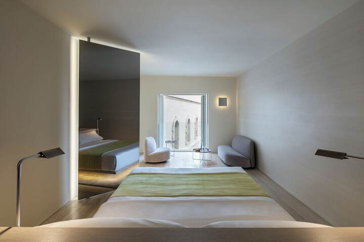 Room 12 of 68