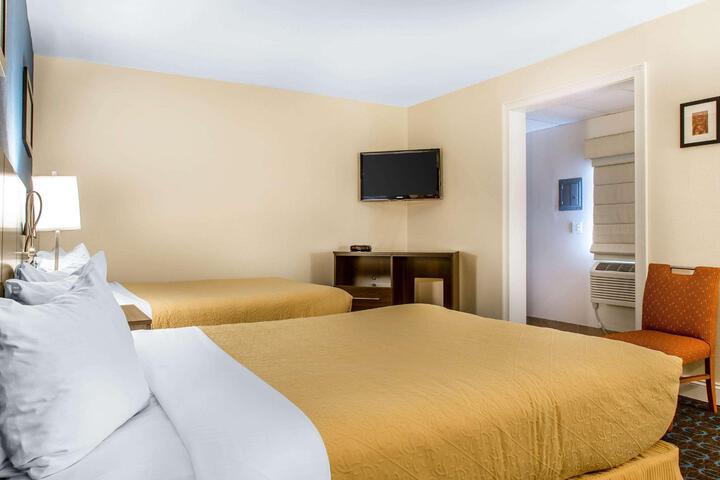 1 Queen Bed (11 of 22)