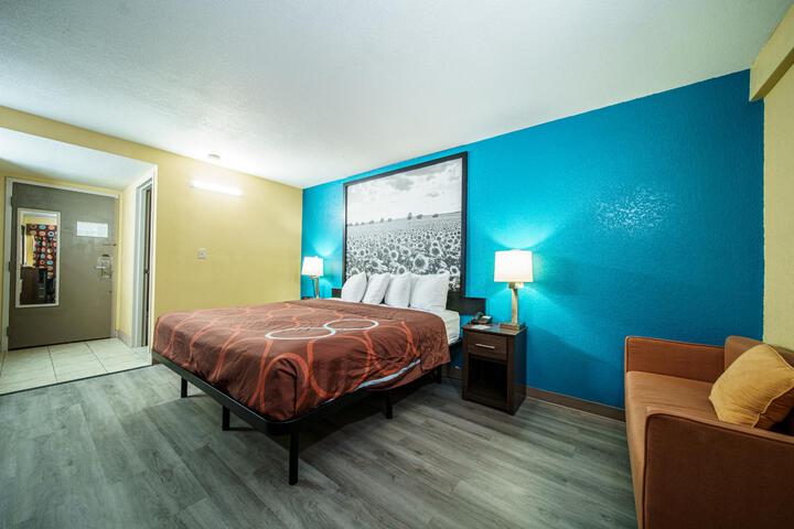 2 Queen Beds Mobility Hearing Accessible Room Roll in Shower (12 of 46)