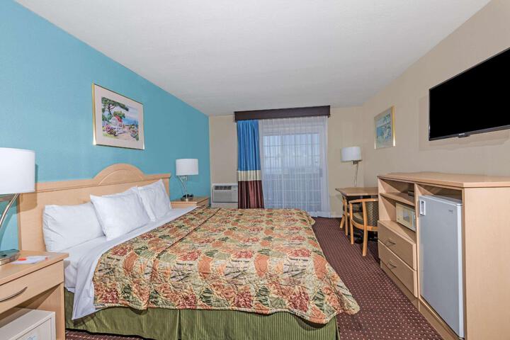 1 King Bed Accessible (3 of 12)