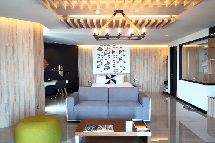 Room 33 of 103