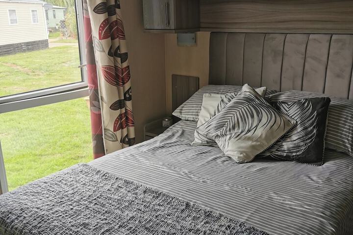 2 Bed Lodge Sleeps 6 -pets Ok -patio -free Parking in Northampton