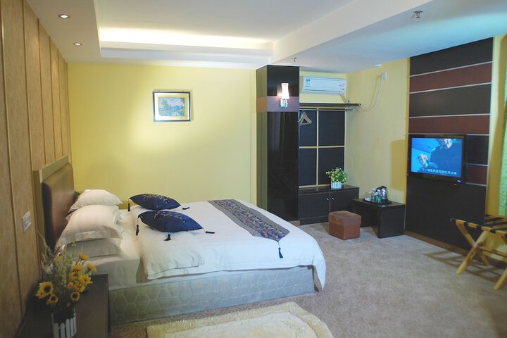 Room 4 of 12