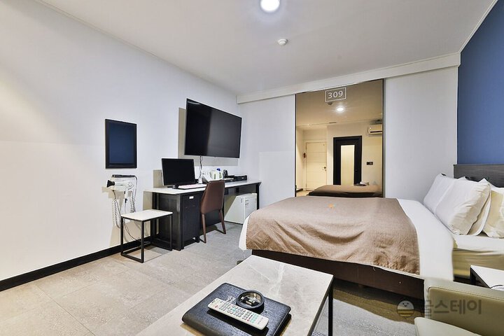 Room 4 of 19