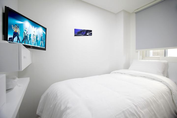 Room 9 of 44