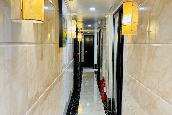 Ballroom/Hall 13 of 13