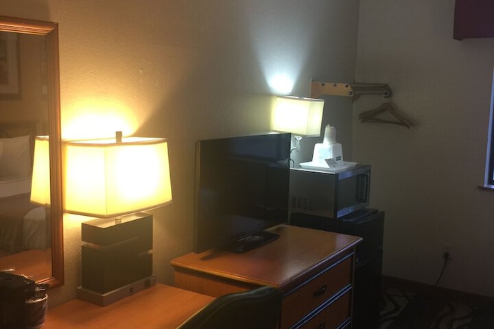1 Queen Bed (11 of 22)