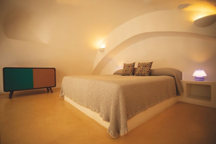 Room 8 of 83