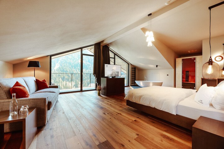 Room 3 of 44