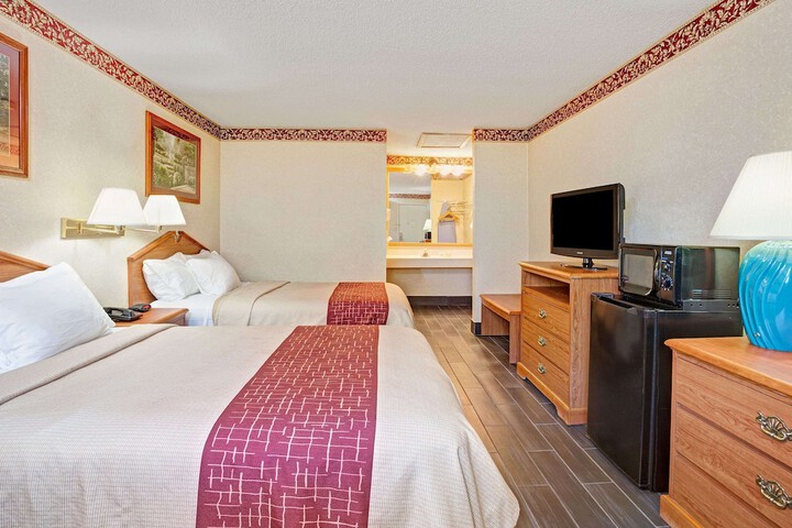 2 Queen Beds (4 of 4)