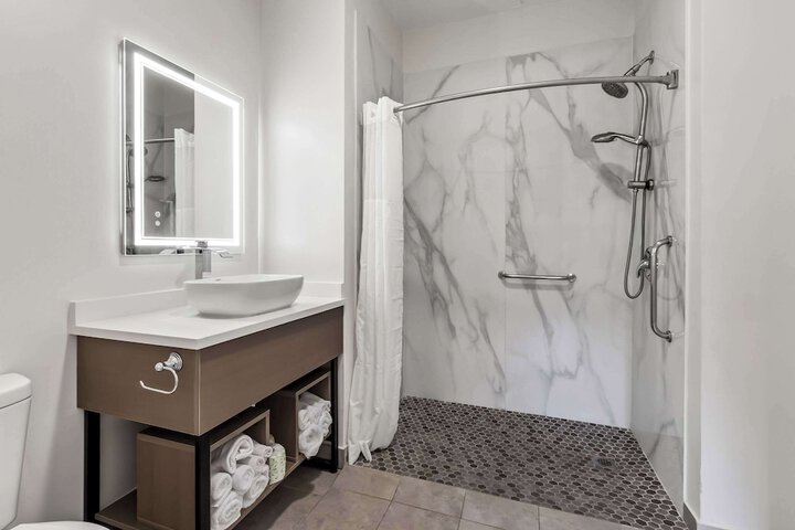1 King Bed Efficiency (6 of 7)