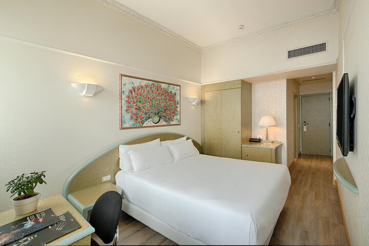 Room 16 of 35