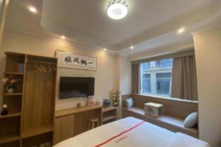 Room 7 of 8