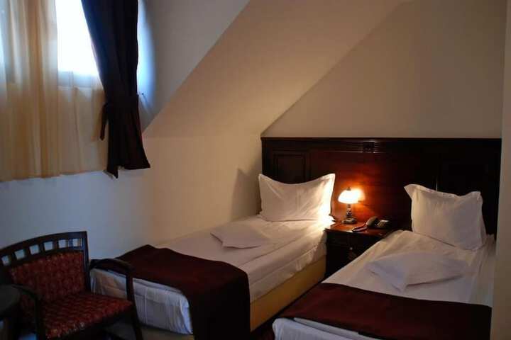 Room 14 of 33