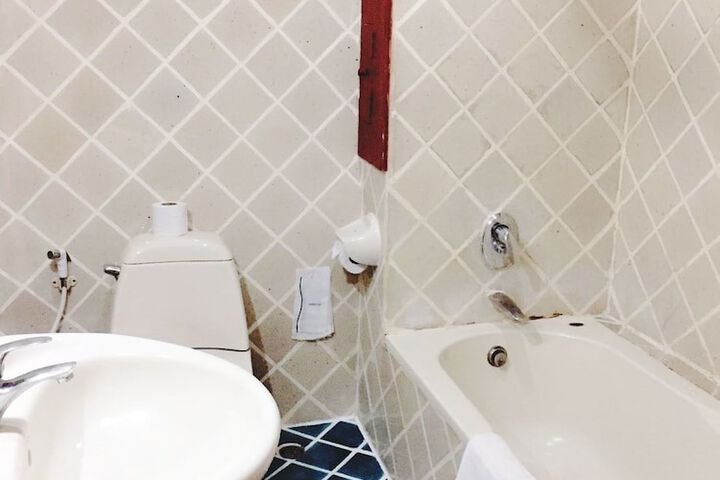 Room 6 of 15