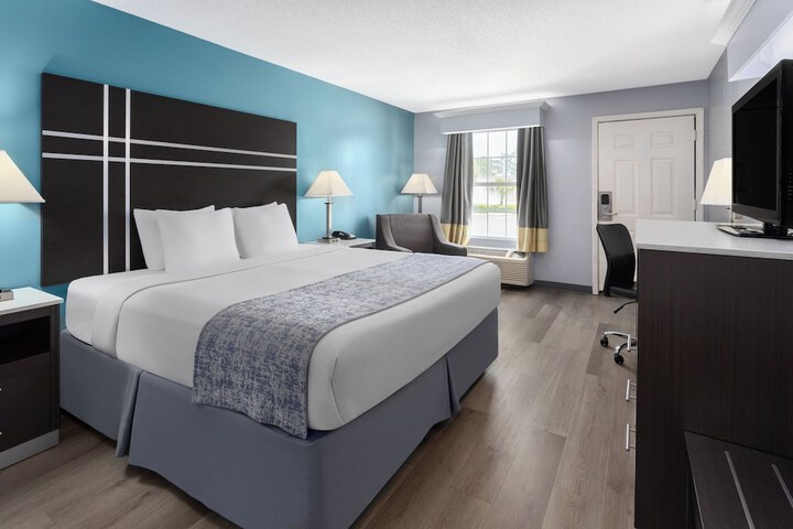 1 King Bed (2 of 11)