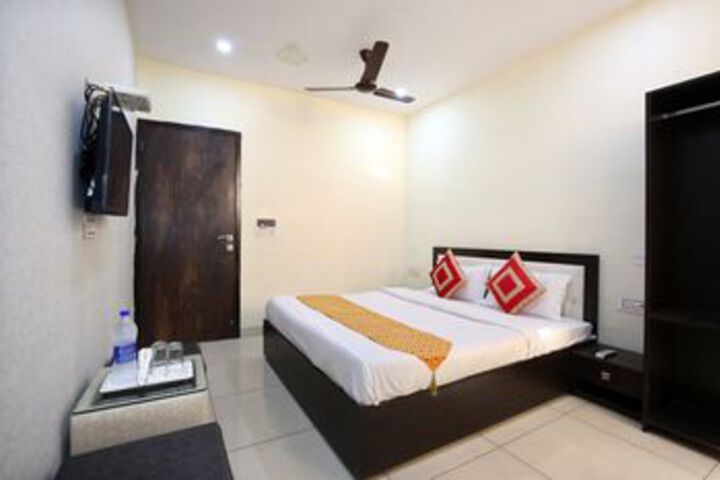 OYO 9323 Hotel Sidana Solitaires