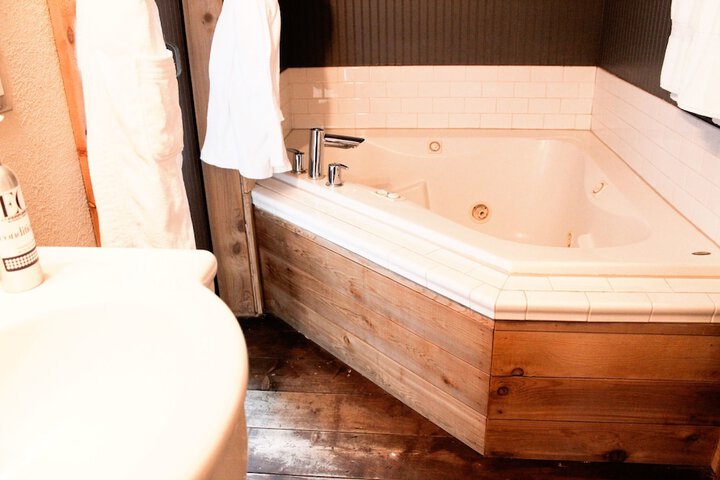 Deep soaking bathtub