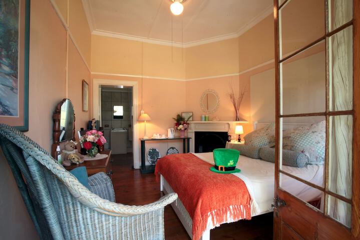 Room 2 of 43