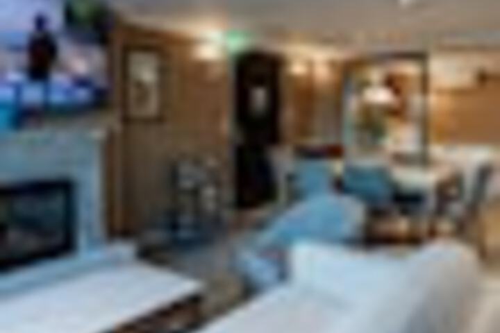 Room 65 of 216