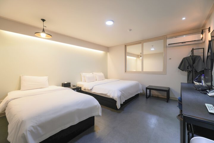 Room 33 of 84