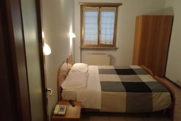 Room 10 of 12