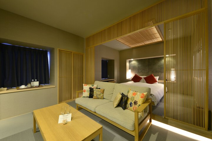 Room 8 of 93