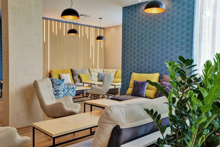 Lounge 14 of 58