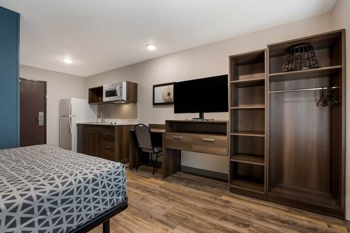 1 Queen Bed (2 of 17)