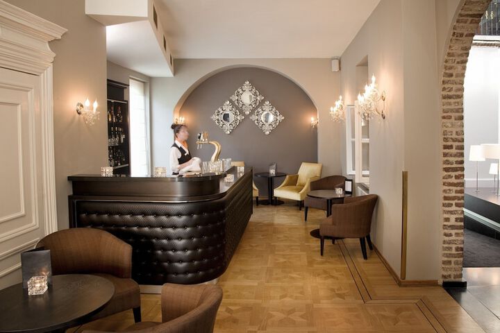 Lounge 28 of 45