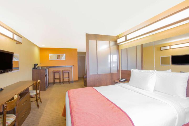 1 Queen Bed (16 of 20)